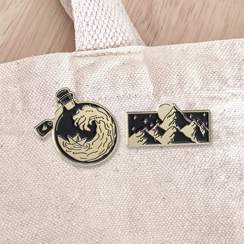 Travel Accessories Jewelry - เข็มกลัดเคลือบลายภูเขาและคลื่นทะเล ของที่ระลึกการเดินทาง ของตกแต่งเครื่องประดับ ของขวัญสำหรับเพื่อน